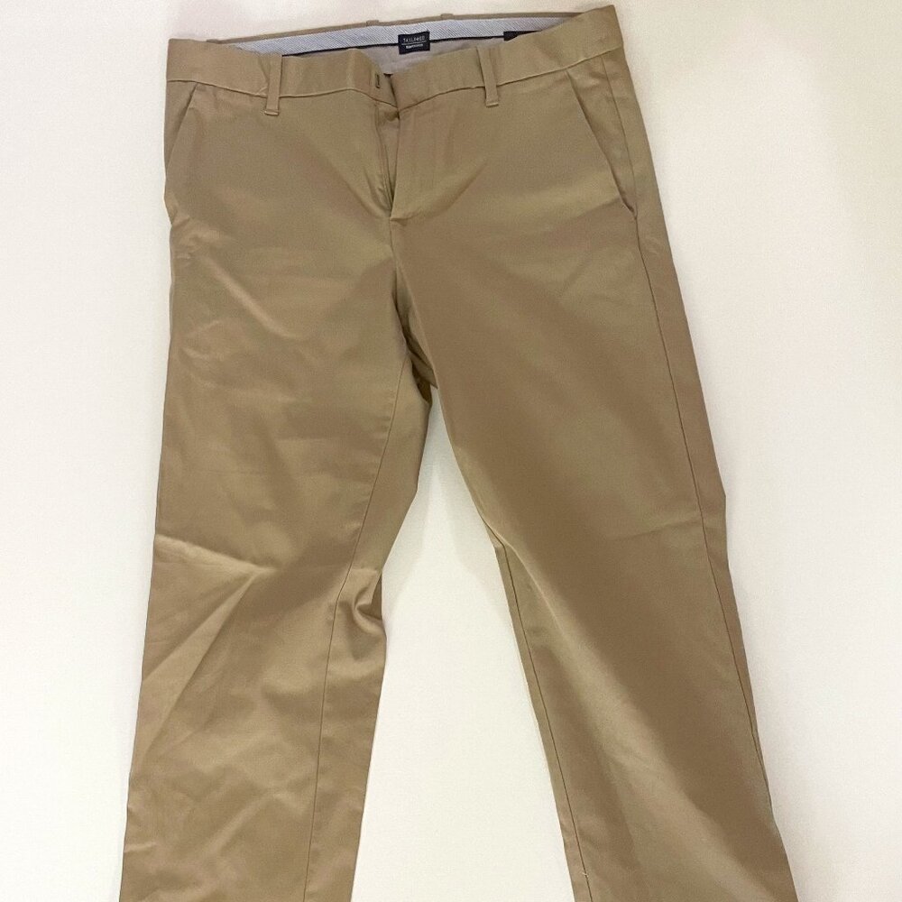 Tailored Gap Khakis (Men's) 31x32